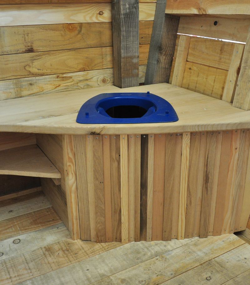 toilettes sèches modernes intérieur cabanon extérieur