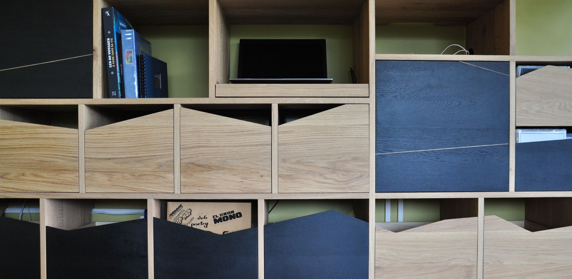 Bibliothèque en bois massif détail tiroir