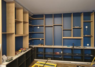 Bibliothèque avec échelle fin chantier