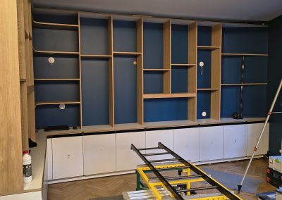 Bibliothèque avec échelle fin chantier