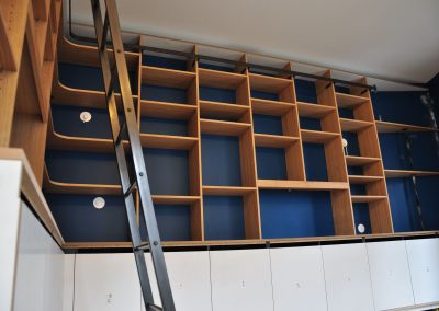 Bibliothèque avec échelle