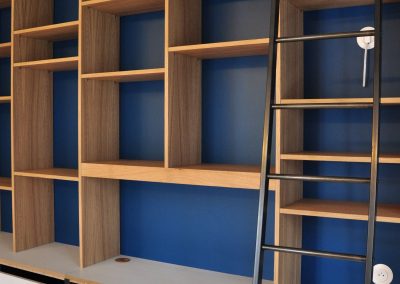 Bibliothèque avec échelle