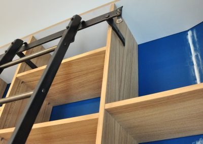 Bibliothèque avec échelle détail échelle forgée