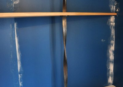 Bibliothèque avec échelle renforts forgés