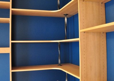 Bibliothèque avec échelle renforts forgés