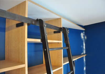 Bibliothèque avec échelle détail crochet echelle