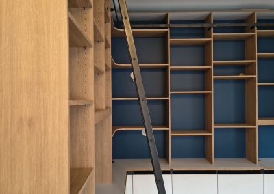 Bibliothèque avec échelle