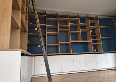 Bibliothèque avec échelle