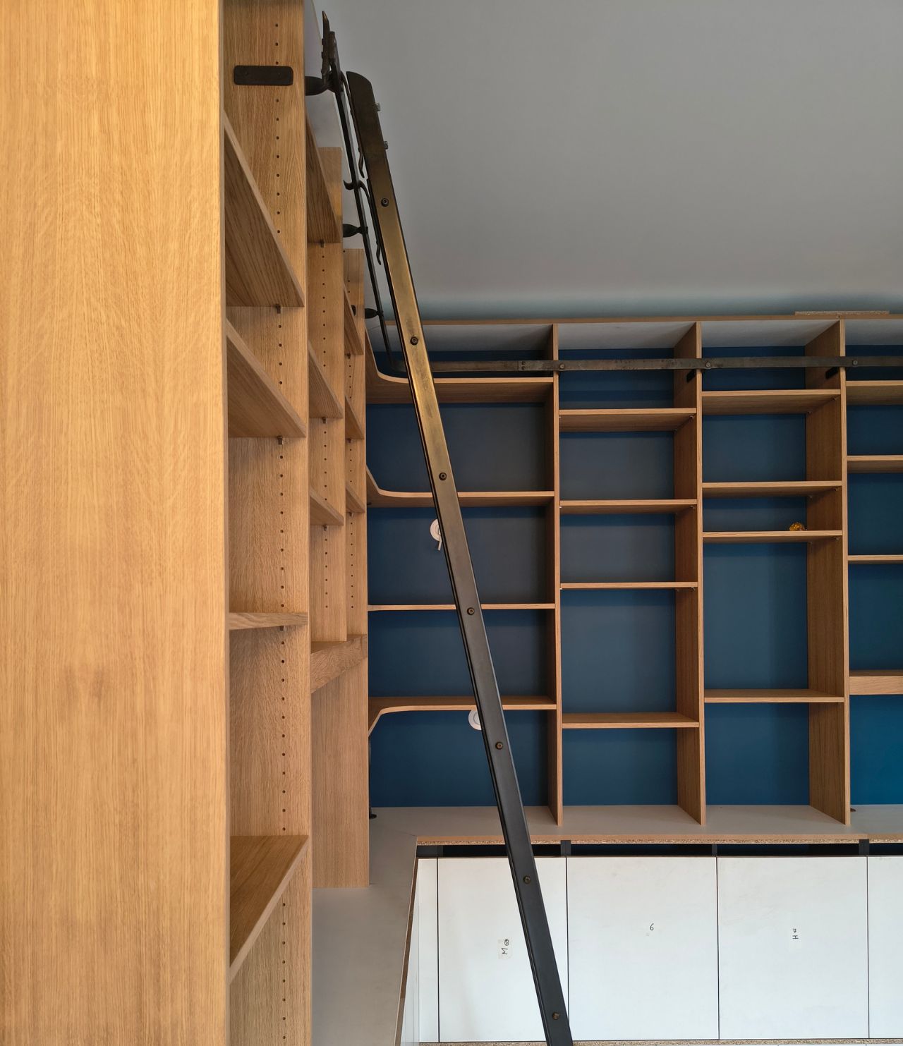 Bibliothèque avec échelle